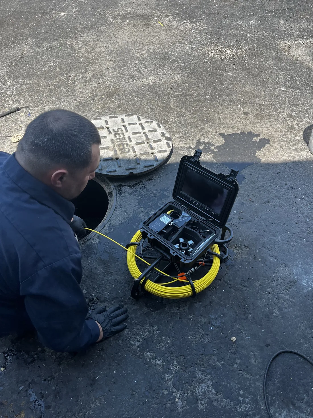 Sewer camera inspection system displaying a live view of the line